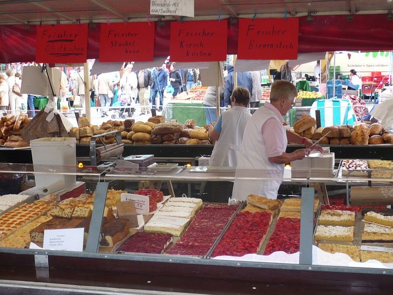 Bild eines Standes der Bäckerei Düwell auf einem Wochenmarkt